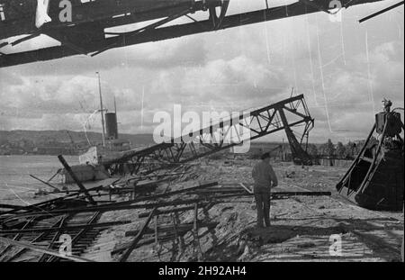Gdynia, 1947-05. Frammento zniszczonego podczas wojny nabrze¿a portowego. bb/mgs PAP Dok³adny dzieñ wydarzenia nieustalony. Gdynia, maggio 1947. Un frammento di terrapieno portuale in Gdynia distrutto durante la seconda Guerra Mondiale. bb/mgs PAP Foto Stock