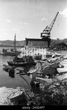 Gdynia, 1947-05. Frammento zniszczonego podczas wojny nabrze¿a portowego. bb/mgs PAP Dok³adny dzieñ wydarzenia nieustalony. Gdynia, maggio 1947. Un frammento di terrapieno portuale in Gdynia distrutto durante la seconda Guerra Mondiale. bb/mgs PAP Foto Stock