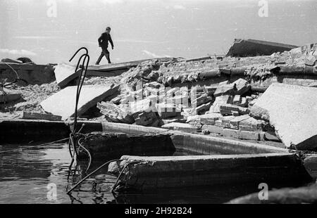 Gdynia, 1947-05. Frammento zniszczonego podczas wojny nabrze¿a portowego. bb/mgs PAP Dok³adny dzieñ wydarzenia nieustalony. Gdynia, maggio 1947. Un frammento di terrapieno portuale in Gdynia distrutto durante la seconda Guerra Mondiale. bb/mgs PAP Foto Stock