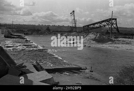 Gdynia, 1947-05. Frammento zniszczonego podczas wojny portu. bb/mgs PAP Dok³adny dzieñ wydarzenia nieustalony. Gdynia, maggio 1947. Il frammento di porto in Gdynia distrutto durante WW2. bb/mgs PAP Foto Stock