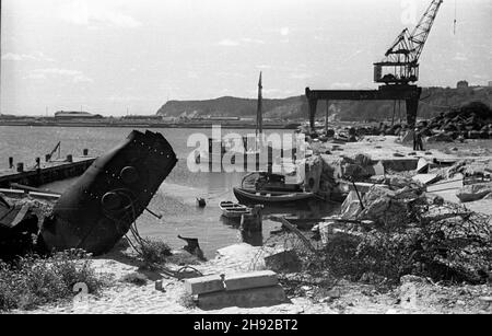 Gdynia, 1947-05. Frammento zniszczonego podczas wojny nabrze¿a portowego. bb/mgs PAP Dok³adny dzieñ wydarzenia nieustalony. Gdynia, maggio 1947. Un frammento di terrapieno portuale in Gdynia distrutto durante la seconda Guerra Mondiale. bb/mgs PAP Foto Stock