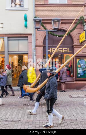 HEIDELBERG, GERMANIA - 17 DICEMBRE 2017: Due uomini che trasportano corna alpine a Heidelberg. Foto Stock