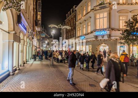 HEIDELBERG, GERMANIA - 17 DICEMBRE 2017: La gente cammina nella strada pedonale Hauptstrasse a Heidelberg. Foto Stock