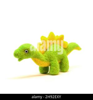 Simpatico giocattolo divertente dinosauro di lana fatto a mano, felting da lana, , isolarsi su sfondo bianco Foto Stock