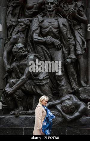 Varsavia, Polonia. 03 dicembre 2021. Marine le Pen rende omaggio di fronte al Monumento degli Ebrei Ghetto Eroi a Varsavia.leader del partito francese di estrema destra Rassemblement National (RN) e candidato alle elezioni presidenziali francesi Marine le Pen rende omaggio a Varsavia, Durante una breve cerimonia, in primo luogo - di fronte al Monumento degli Eroi del Ghetto dedicato alle vittime della rivolta del Ghetto ebraico di Varsavia del 1943, in secondo luogo - di fronte al Monumento ai caduti e assassinato in Oriente. Il candidato del Rassemblement National alle elezioni presidenziali francesi è in visita a Varsavia Foto Stock