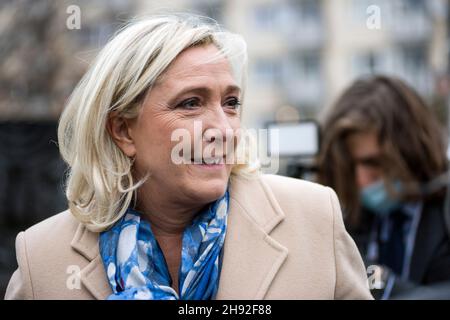 Varsavia, Polonia. 03 dicembre 2021. Marine le Pen rende omaggio di fronte al Monumento degli Ebrei Ghetto Eroi a Varsavia.leader del partito francese di estrema destra Rassemblement National (RN) e candidato alle elezioni presidenziali francesi Marine le Pen rende omaggio a Varsavia, Durante una breve cerimonia, in primo luogo - di fronte al Monumento degli Eroi del Ghetto dedicato alle vittime della rivolta del Ghetto ebraico di Varsavia del 1943, in secondo luogo - di fronte al Monumento ai caduti e assassinato in Oriente. Il candidato del Rassemblement National alle elezioni presidenziali francesi è in visita a Varsavia Foto Stock