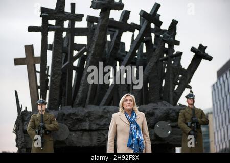 Varsavia, Polonia. 03 dicembre 2021. Marine le Pen rende omaggio di fronte al Monumento dei caduti e assassinato in Oriente durante la seconda Guerra Mondiale.leader del partito francese di estrema destra Rassemblement National (RN) e candidato alle elezioni presidenziali francesi Marine le Pen rende omaggio a Varsavia, Durante una breve cerimonia, in primo luogo - di fronte al Monumento degli Eroi del Ghetto dedicato alle vittime della rivolta del Ghetto ebraico di Varsavia del 1943, in secondo luogo - di fronte al Monumento ai caduti e assassinato in Oriente. Il candidato del Rassemblement National alle elezioni presidenziali francesi è visitito Foto Stock