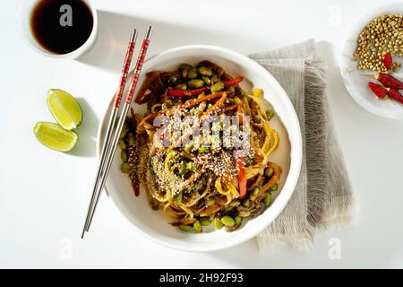 tampone vegano tailandese con tofu e fagioli edamame in un piatto bianco Foto Stock