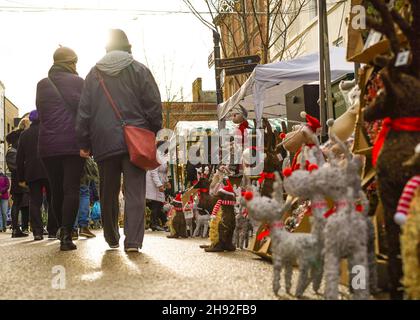 Worcester, Regno Unito. 3 dicembre 2021. Worcester Victorian Christmas Fayre è ora in pieno swing. Le strade sono piene di gente che gode di una serie di bancarelle che offrono regali e cibo. Credit: Lee Hudson/Alamy Live News Foto Stock