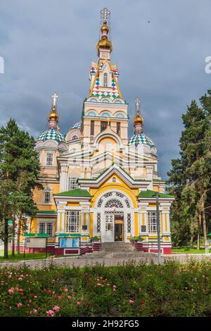 Cattedrale dell'Ascensione Cattedrale di Zenkov , cattedrale ortodossa russa situata nel Parco Panfilov ad Almaty, Kazakhstan Foto Stock