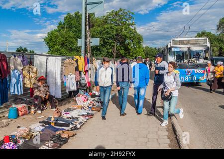 BISHKEK, KIRGHIZISTAN - 19 MAGGIO 2017: Vendita di vari articoli in un mercato delle pulci vicino al bazar OSH a Bishkek, capitale del Kirghizistan. Foto Stock