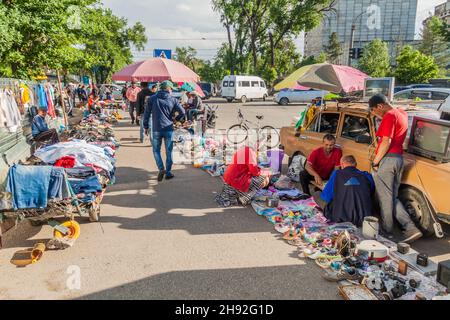 BISHKEK, KIRGHIZISTAN - 19 MAGGIO 2017: Vendita di vari articoli in un mercato delle pulci vicino al bazar OSH a Bishkek, capitale del Kirghizistan. Foto Stock