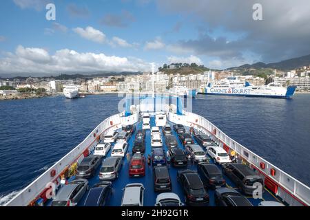 Sul traghetto con auto e camper per la Sicilia attraversando Straits di Messina, Italia, Sicilia Foto Stock