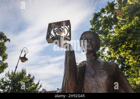 Statua di Maria Sklodowska Curie su una strada della Chiesa nella città nuova di Varsavia, Polonia Foto Stock