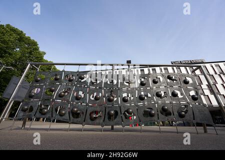 Stoccarda Bad Cannstatt, Germania - 22 maggio 2020: Piatto d'acciaio con molte squadre di calcio internazionali di fronte al Carl Benz Center. Foto Stock