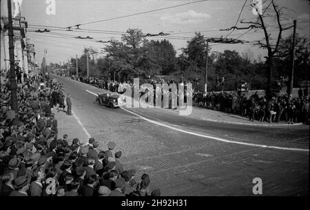 Warszawa, 1947-05-10. Wyœcigi motorowe. Róg al. Stalina (dziœ al. Ujazdowskie) i ul. Piusa XI (dziœ Piêkna). bieg nz. Con kategorii 2000-3000 cm szeœciennych. bk/ms PAP Varsavia, 10 maggio 1947. Corse automobilistiche. Nella foto: La sfida 2000-3000cc, angolo di Stalin Avenue (oggi Ujazdowskie Avenue) e Pius XI Street (oggi Piekna Street). bk/ms PAP Foto Stock