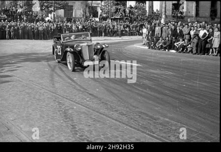 Warszawa, 1947-05-10. Wyœcigi motorowe. Bieg w kategorii 1500-2000 cm szeœciennych. Róg al. Stalina (dziœ al. Ujazdowskie) i ul. Piusa XI (dziœ Piêkna). NZ. zwyciêski w tej kategorii wóz MG, prowadzony przez Jerzego Wereszczyñskiego z Katowic. bk/ms PAP Varsavia, 10 maggio 1947. Corse automobilistiche. Nella foto: Jerzy Wereszczynski, vincitore della sfida 1500-2000cc nella SUA MG all'angolo di Stalin Avenue (oggi Ujazdowskie Avenue) e Pius XI Street (oggi Piekna Street). bk/ms PAP Foto Stock