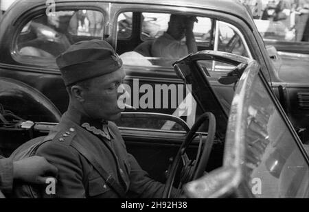 Warszawa, 1947-05-10. Wyœcigi motorowe. Al. Stalina (dziœ al. Ujazdowskie). Inizia w kategorii 2000-3000 cm szeœciennych. NZ. Kierowca Willysa. bk/ms PAP Varsavia, 10 maggio 1947. Corse automobilistiche. Nella foto: Una jeep Willis e autista all'inizio della sfida 2000-3000cc in Stalin Avenue (oggi Ujazdowskie Avenue). bk/ms PAP Foto Stock