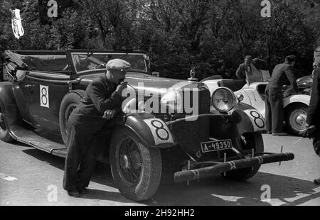 Warszawa, 1947-05-10. Dwudniowe wyœcigi motocyklowe na ulicach stolicy. Pierwszy dzieñ rajdu pod has³em 'Port motorowy odbudowuje stolicê'. NZ. samochody rajdowe. bk/ms PAP Varsavia, 10 maggio 1947. Una sfida di 2 giorni in auto e moto a Varsavia. Nella foto: Le auto da rally nella sfida 'motorsports aiutano a ricostruire il capitale'. bk/ms PAP Foto Stock