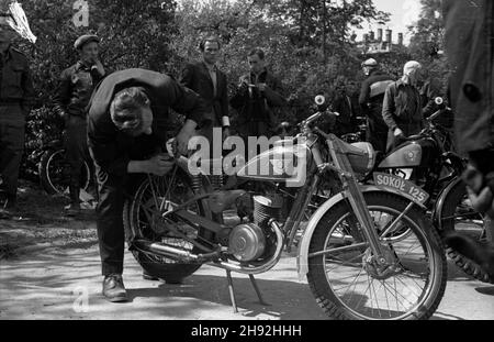 Warszawa, 1947-05-10. Dwudniowe wyœcigi motocyklowe na ulicach stolicy. NZ. Motocykl Sokó³ 125, zaprezentowany podczas pierwszego dnia rajdu. bk/ms PAP Varsavia, 10 maggio 1947. Una sfida di 2 giorni in auto e moto a Varsavia. Nella foto: Una motocicletta Sokol 125. bk/ms PAP Foto Stock