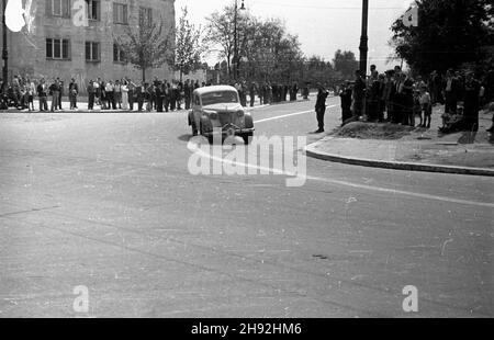 Warszawa, 1947-05-10. Dwudniowe wyœcigi motocyklowe na ulicach stolicy. Pierwszy dzieñ rajdu pod has³em 'Port motorowy odbudowuje stolicê'. Zawodnik w kategorii wozy turystyczne Jan Jagielski (na samochodzie Opel Olympia) na trasie rajdu na ul. Piusa XI (obecnie Piêkna). bk/ms PAP Varsavia, 10 maggio 1947. Una sfida di 2 giorni in auto e moto a Varsavia. Nella foto: Jan Jagielski nella sua Opel Olympia su Via Pio XI (oggi Via Piekna) nella corsa turistica-auto del 'motorsports aiutare a ricostruire la capitale' sfida. bk/ms PAP Foto Stock