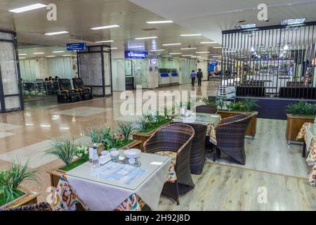 BISHKEK, KIRGHIZISTAN - 27 MAGGIO 2017: Interno dell'Aeroporto Internazionale di Manas a Bishkek. Foto Stock