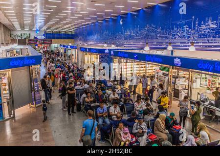BISHKEK, KIRGHIZISTAN - 27 MAGGIO 2017: Interno dell'Aeroporto Internazionale di Manas a Bishkek. Foto Stock