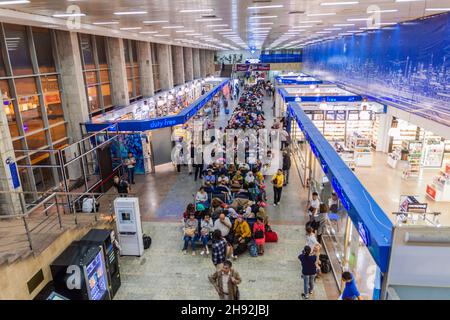 BISHKEK, KIRGHIZISTAN - 27 MAGGIO 2017: Interno dell'Aeroporto Internazionale di Manas a Bishkek. Foto Stock