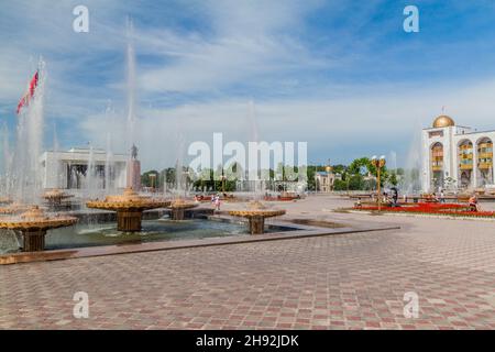 BISHKEK, KIRGHIZISTAN - 28 MAGGIO 2017: Fontane ad Ala troppo piazza a Bishkek, capitale del Kirghizistan. Foto Stock