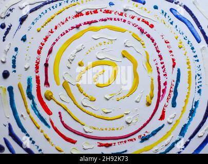 Pennellate ad olio su carta in un processo di pittura artistica. Foto Stock