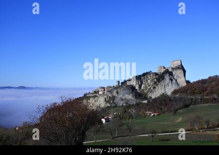 Bella immagine della montagna di san leo, emilia romagna, italia. Il famoso castello medievale sorge in alto, dove l'alchimista CAGLIOSTRO era imprigionato Foto Stock