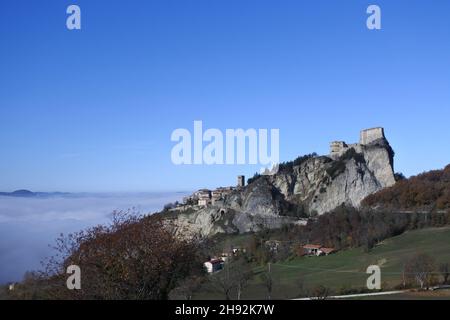 Bella immagine della montagna di san leo, emilia romagna, italia. Il famoso castello medievale sorge in alto, dove l'alchimista CAGLIOSTRO era imprigionato Foto Stock