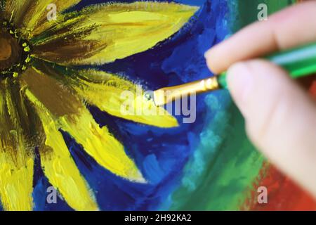 Processo di verniciatura a olio su tela. Una mano con spazzola. Foto Stock