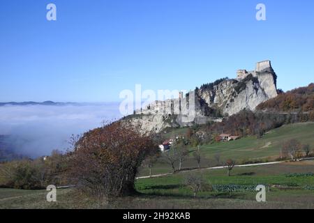 Bella immagine della montagna di san leo, emilia romagna, italia. Il famoso castello medievale sorge in alto, dove l'alchimista CAGLIOSTRO era imprigionato Foto Stock