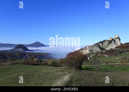 Bella immagine della montagna di san leo, emilia romagna, italia. Il famoso castello medievale sorge in alto, dove l'alchimista CAGLIOSTRO era imprigionato Foto Stock