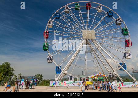 ALMATY, KAZAKHSTAN - 1 GIUGNO 2017: Ruota panoramica sul monte Kok Tobe ad Almaty, Kazakhstan. Foto Stock