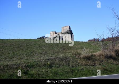 Bella immagine della montagna di san leo, emilia romagna, italia. Il famoso castello medievale sorge in alto, dove l'alchimista CAGLIOSTRO era imprigionato Foto Stock