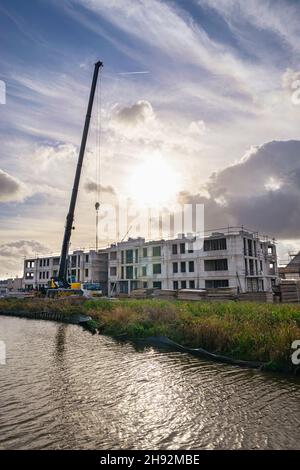 Cantiere con gru lungo il litorale nel nuovo quartiere 'Triangel' a Waddinxveen, Olanda Foto Stock