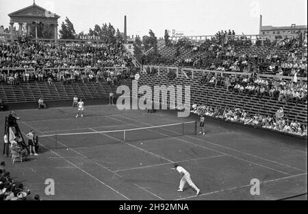 Warszawa, 1947-05-15. W dniach 15-17 maja 1947 r. na kortach klubu sportowego Legia odby³ siê mecz Pucharu Davisa Polska-Wielka Brytania. bk/ms PAP Varsavia, 15 maggio 1947. Una partita di Coppa Davis tra Polonia e Gran Bretagna presso la corte del Legia Sport Club di Varsavia (15-17 maggio 1947). bk/ms PAP Foto Stock