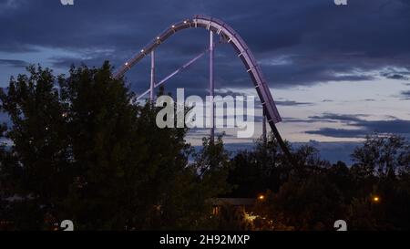 Montagne russe Silverstar da Europa-Park in germania di notte Foto Stock