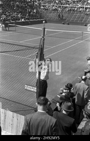 Warszawa, 1947-05-15. W dniach 15-17 maja 1947 r. na kortach klubu sportowego Legia odby³ siê mecz Pucharu Davisa Polska-Wielka Brytania. NZ. Inaugacja rozgrywek. bk/ms PAP Varsavia, 15 maggio 1947. Una partita di Coppa Davis tra Polonia e Gran Bretagna presso la corte del Legia Sport Club di Varsavia (15-17 maggio 1947). Nella foto: L'apertura del concorso. bk/ms PAP Foto Stock