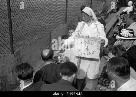 Warszawa, 1947-05-15. W dniach 15-17 maja 1947 r. na kortach klubu sportowego Legia odby³ siê mecz Pucharu Davisa Polska-Wielka Brytania. NZ. Sprzedawczyni lodów. bk/ms PAP Varsavia, 15 maggio 1947. Una partita di Coppa Davis tra Polonia e Gran Bretagna presso la corte del Legia Sport Club di Varsavia (15-17 maggio 1947). Nella foto: Salewoman di ghiaccio. bk/ms PAP Foto Stock