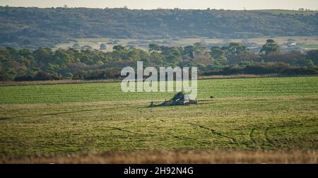 Esercito britannico militare AS90 (AS-90 Braveheart Gun Equipment 155mm L131) blindato semovente ulivello messa a punto sotto camouflage in campo aperto Regno Unito Foto Stock