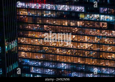 Edificio luminoso di notte Foto Stock