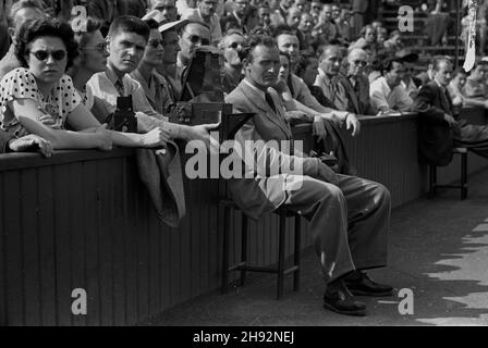 Warszawa, 1947-05-16. W dniach 15-17 maja 1947 r. na kortach klubu sportowego Legia odby³ siê mecz Pucharu Davisa Polska-Wielka Brytania. NZ. Fotoreportterzy wœród publicznoœci i przy korcie. bk/ms PAP Varsavia, 16 maggio 1947. Una partita di Coppa Davis tra Polonia e Gran Bretagna presso la corte del Legia Sport Club di Varsavia (15-17 maggio 1947). Foto: Cameramen tra il pubblico. bk/ms PAP Foto Stock