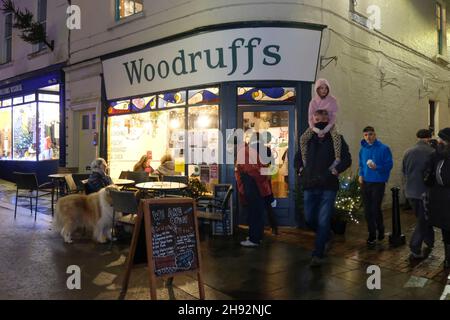 Stroud, Glos, Regno Unito. 3 dicembre 2021. Stroud Goodwill sera e Lantern festival è un'opportunità per la gente di iniziare le feste di Natale in città. Il famoso bar Woodruffs era aperto fino a tardi. La serata inizia con l'illuminazione dell'albero di Natale e poi una sfilata di Lanterne intorno alla città. Credit: JMF News/Alamy Live News Foto Stock