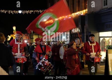 Stroud, Glos, Regno Unito. 3 dicembre 2021. Stroud Goodwill sera e Lantern festival è un'opportunità per la gente di iniziare le feste di Natale in città. La serata inizia con l'illuminazione dell'albero di Natale e poi una sfilata di Lanterne intorno alla città. Credit: JMF News/Alamy Live News Foto Stock