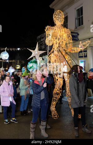 Stroud, Glos, Regno Unito. 3 dicembre 2021. Stroud Goodwill sera e Lantern festival è un'opportunità per la gente di iniziare le feste di Natale in città. La serata inizia con l'illuminazione dell'albero di Natale e poi una sfilata di Lanterne intorno alla città. Credit: JMF News/Alamy Live News Foto Stock