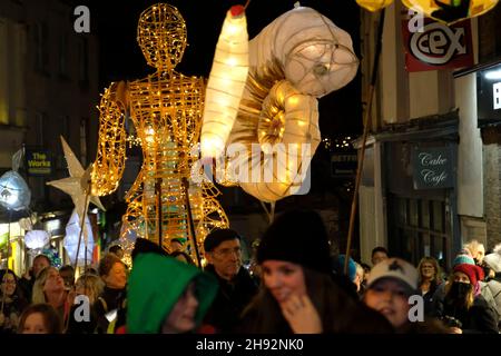 Stroud, Glos, Regno Unito. 3 dicembre 2021. Stroud Goodwill sera e Lantern festival è un'opportunità per la gente di iniziare le feste di Natale in città. La serata inizia con l'illuminazione dell'albero di Natale e poi una sfilata di Lanterne intorno alla città. Credit: JMF News/Alamy Live News Foto Stock