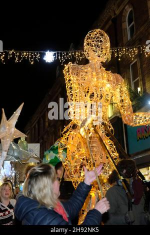 Stroud, Glos, Regno Unito. 3 dicembre 2021. Stroud Goodwill sera e Lantern festival è un'opportunità per la gente di iniziare le feste di Natale in città. La serata inizia con l'illuminazione dell'albero di Natale e poi una sfilata di Lanterne intorno alla città. Credit: JMF News/Alamy Live News Foto Stock